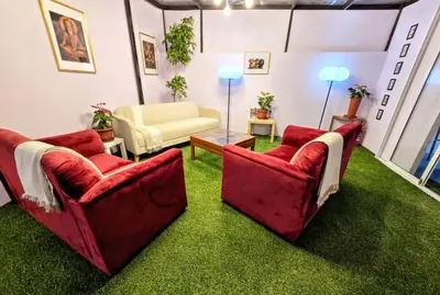 Zona de estar de Suite Verde amplia para 6 huéspedes Espacios cómodos, diseño relajante y ubicación céntrica
