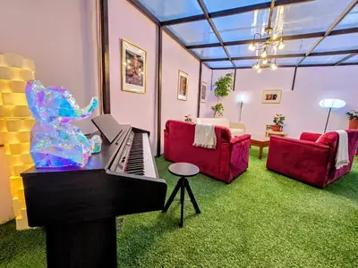 Zona de estar de Suite Rosa familiar para hasta 6 huéspedes Amplia, céntrica, con cocineta y baño privado