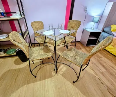 Zona de estar de Suite Rosa familiar para hasta 6 huéspedes Amplia, céntrica, con cocineta y baño privado