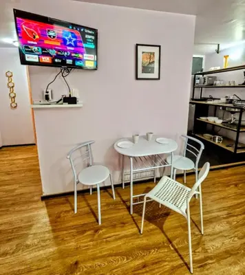 Una televisión o centro de entretenimiento en Suite Naranja moderna para 3 huéspedes Cocina equipada, Wi-Fi rápido y excelente ubicación céntrica
