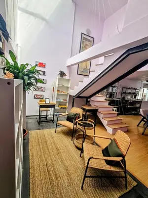 Zona de estar de Suite Naranja moderna para 3 huéspedes Cocina equipada, Wi-Fi rápido y excelente ubicación céntrica