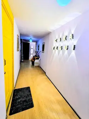 Plano de Suite Naranja moderna para 3 huéspedes Cocina equipada, Wi-Fi rápido y excelente ubicación céntrica