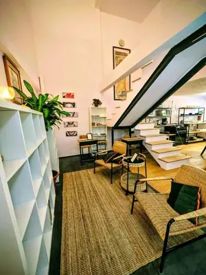 Zona de estar de Suite Naranja moderna para 3 huéspedes Cocina equipada, Wi-Fi rápido y excelente ubicación céntrica