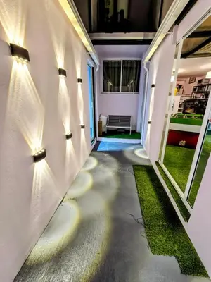 Plano de Suite Roja moderna para hasta 3 huéspedes Céntrica, cómoda y con excelente conectividad