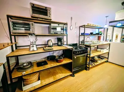 Una cocina o zona de cocina en Suite Roja moderna para hasta 3 huéspedes Céntrica, cómoda y con excelente conectividad