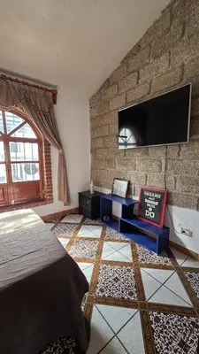 Una televisión o centro de entretenimiento en Casa Quijote