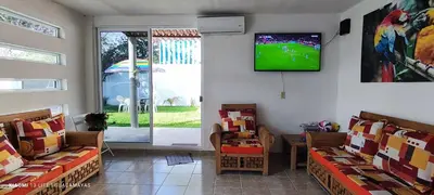 Una televisión o centro de entretenimiento en Casa Guacamayas