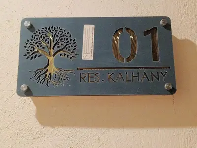 Certificado, premio, señal o documento que está expuesto en Apartamentos KALHANY