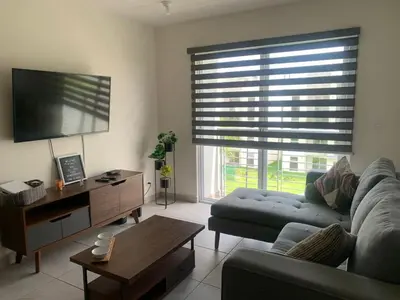 Una televisión o centro de entretenimiento en Hermoso departamento nuevo en Cascadas Cocoyoc