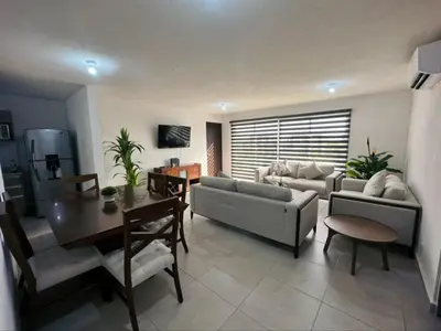 Una televisión o centro de entretenimiento en Departamento en zona Diamante a 3 minutos del mar