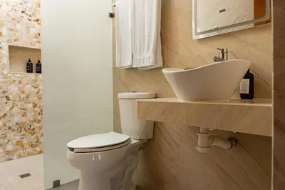 Un baño de Casa Yuu - Pool and Private Garden near the sea