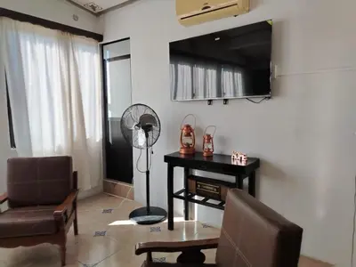 Una televisión o centro de entretenimiento en La casa de los abuelos