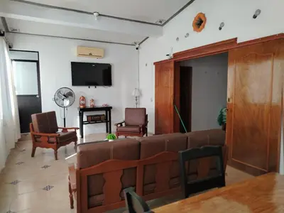 Una televisión o centro de entretenimiento en La casa de los abuelos