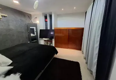 Una televisión o centro de entretenimiento en suites vergel terraza