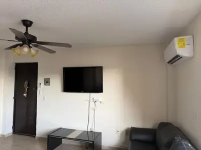 Una televisión o centro de entretenimiento en Apartamento con vista hermosa y playa caleta