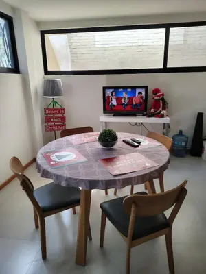 Una televisión o centro de entretenimiento en Departamento con excelente ubicacion