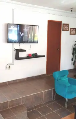 Una televisión o centro de entretenimiento en Hermosa Casa Colibri