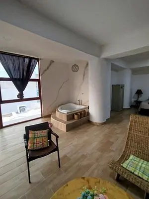 Zona de estar de Bello departamento con jacuzzi y vista al mar