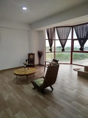 Zona de estar de Bello departamento con jacuzzi y vista al mar