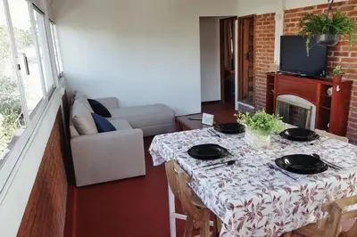 Una televisión o centro de entretenimiento en Cozy apartment near the Bosque de Niebla