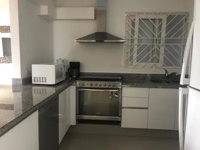 Una cocina o zona de cocina en Amplio Depto con excelente vista del malecon - 3 rec