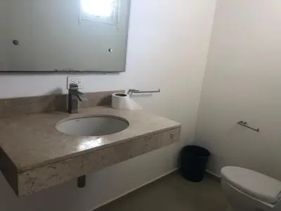 Un baño de Amplio Depto con excelente vista del malecon - 3 rec