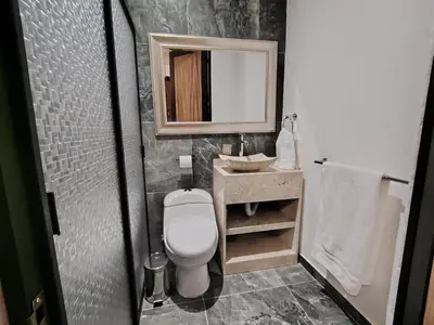 Un baño de House near the best restaurants and garden events