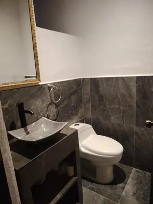 Un baño de House near the best restaurants and garden events