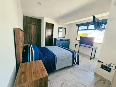 Una televisión o centro de entretenimiento en Depto 3 habitaciones cerca del Centro Expositor Puebla