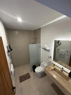 Un baño de Depa Isla del Amor con alberca, y acceso al río y la playa