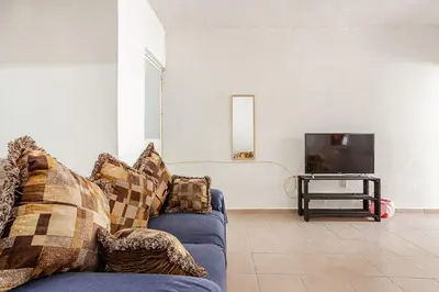 Una televisión o centro de entretenimiento en Bonita Casa Sola e Independiente con Garage Privado para 5 personas 2 RECAMARAS