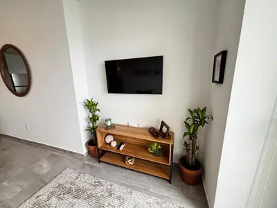 Una televisión o centro de entretenimiento en Cabo Marino Apartment, Pool, Beach and Marina