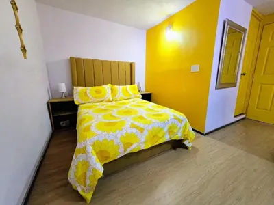 Cama o camas de una habitación en Suite Amarilla Amplia, Iluminada Hasta 6 viajeros