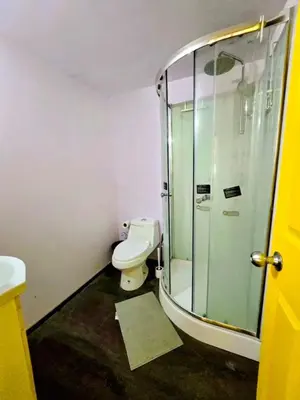 Un baño de Suite Amarilla Amplia, Iluminada Hasta 6 viajeros