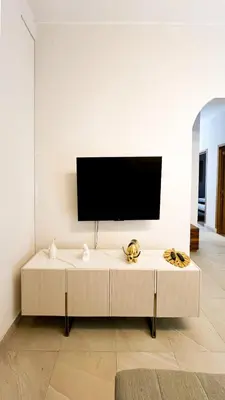 Una televisión o centro de entretenimiento en Estancia Aura