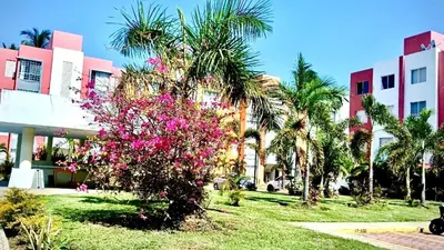 Jardín al aire libre en Acapulco Vibes - Departamento con Alberca Cerca de Punta Diamante