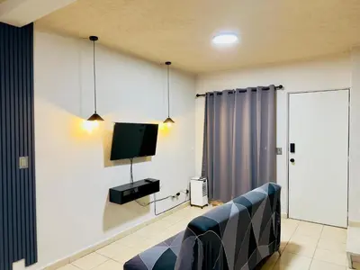 Una televisión o centro de entretenimiento en Casa Atlas