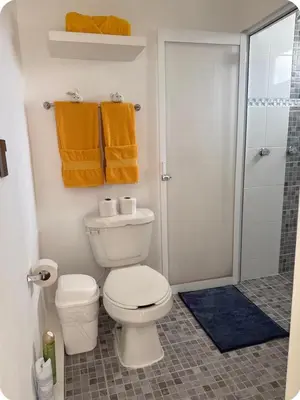 Un baño de Casa amplia, cómoda y céntrica