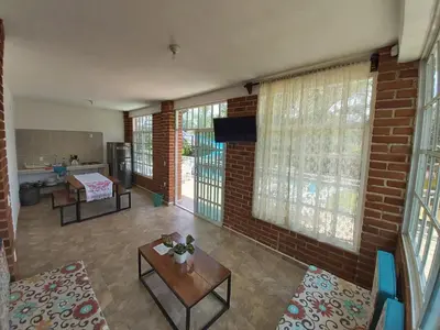 Una televisión o centro de entretenimiento en Quinta Privada 24p Alberca, Tobogán y Jacuzzi