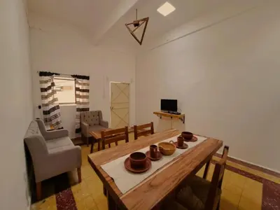 Una televisión o centro de entretenimiento en Casa Cruz