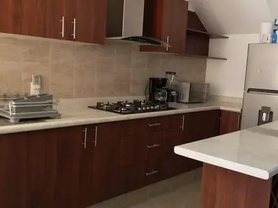 Una cocina o zona de cocina en Hermosa casa familiar con terraza comoda