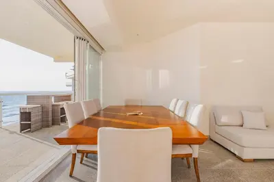 Zona de estar de Ocean Front Acapulco - 3BR APT con vista al mar y playa privada
