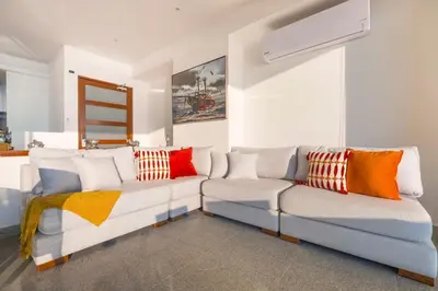 Zona de estar de Ocean Front Acapulco - 3BR APT con vista al mar y playa privada