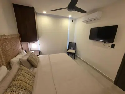 Una televisión o centro de entretenimiento en Condo 2 recámaras a pasos de playa Santa Cruz