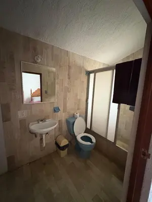 Un baño de Villa Willeska en lomas de Cocoyoc, con alberca, jacuzzi y enormes areas verdes