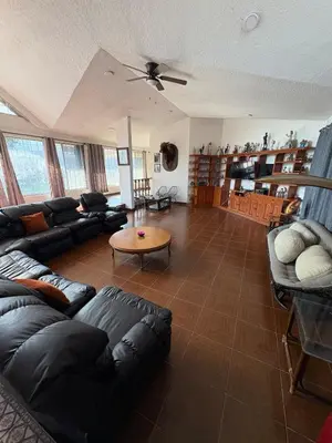 Zona de estar de Villa Willeska en lomas de Cocoyoc, con alberca, jacuzzi y enormes areas verdes