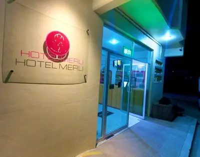 Certificado, premio, señal o documento que está expuesto en Hotel MERLI