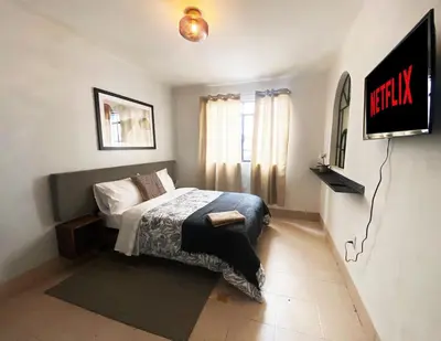 Una televisión o centro de entretenimiento en Casa Labardini Colonial Suite with Patio View 2