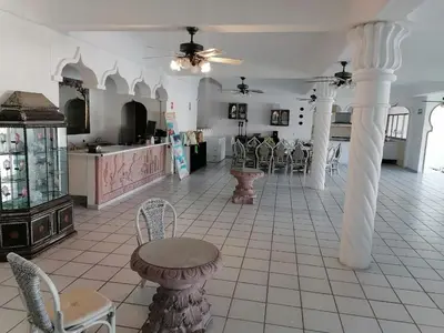 Un restaurante o sitio para comer en Marina Palace Tequesquitengo