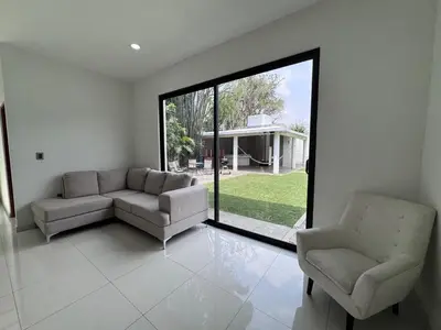 Zona de estar de Casa lujosa con cancha de básquet y alberca